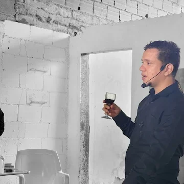 Pastor Julio Guevara Iglesia Reformada de Venezuela Valencia Sur, impartiendo la santa cena